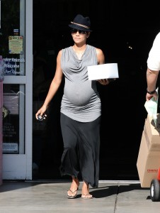 Pregnant Halle Berry shows off her baby bump