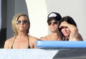 Jennifer Aniston,Justin Theroux and Courtney Cox in Los Cabos