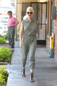 Gwen Stefani arrives at an acupuncture clinic