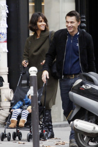 Halle Berry spotted wearing no make-up while out with her husband Olivier Martinez and their son Maceo Martinez